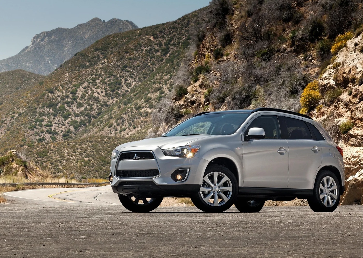 Silver SUV driving on a mountain road, illustrating how vehicle configuration affects electronic system behavior